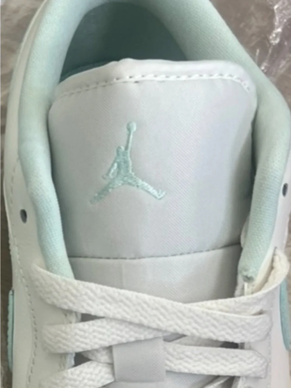 WOMEN'S Size 10/M 8.5. AIR JORDAN RETRO 1 LOW CASUAL. OFF White and Mint